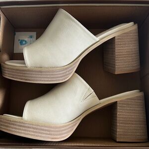 EUC OASIS SOCIETY BEIGE HEEL SIZE 10